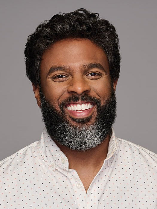 Kurze Graue Synthetiklocken Herrenperücke Stylisch